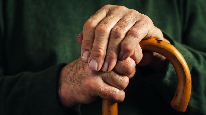 Xətai: FHN-in əməkdaşları yataq xəstəsini mənzildən düşürüblər