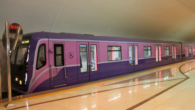 Bakı metrosunun qatarında tüstülənmə baş verib
