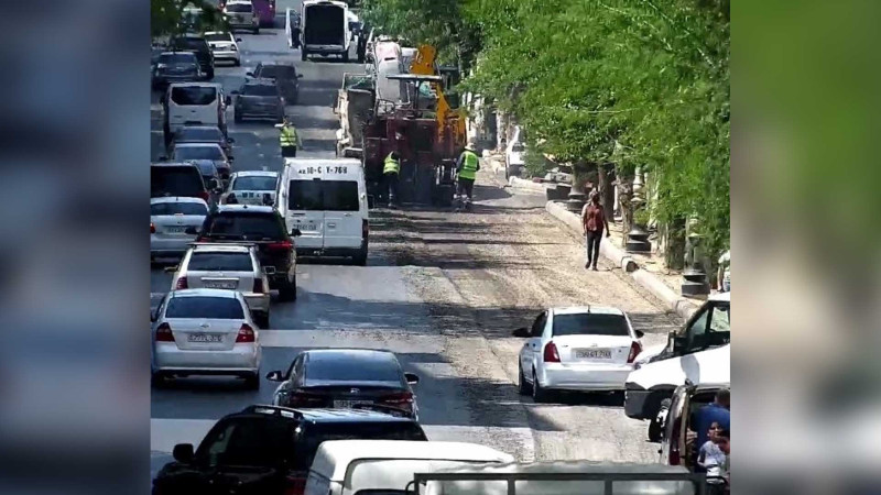 Paytaxtın Zivər bəy Əhmədbəyov küçəsində təmir işləri aparılır
