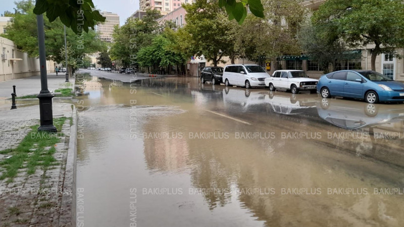 Nəsimidə kanalizasiya xəttinin partlaması nəticəsində yolları su basıb