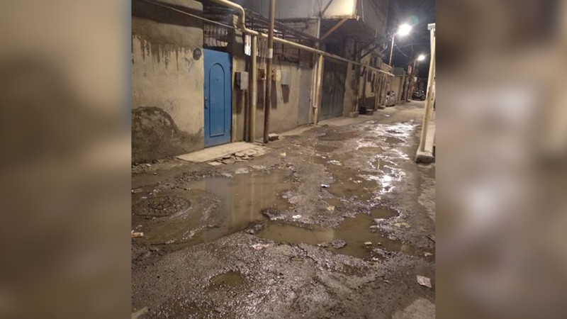 Bakıda kiçik küçənin böyük problemi: burada illərdir küçə boyu su axır