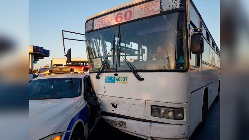 Bakıda avtobus DYP avtomobili ilə toqquşub
