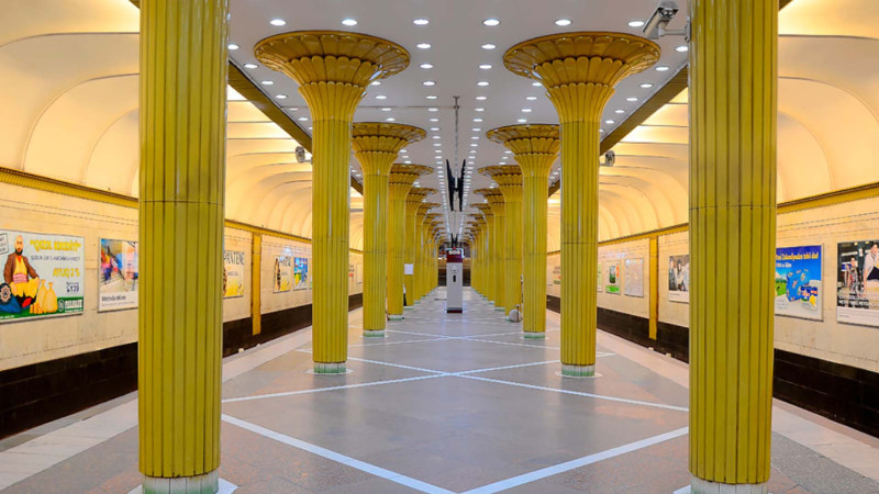 Metroda halı pisləşən qadına ilkin yardım göstərilib