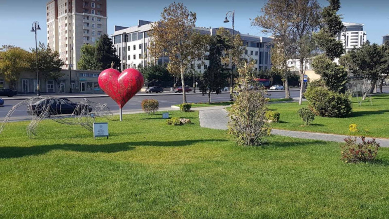 Bakıda insanlar parka getmək üçün özlərini təhlükəyə atırlar