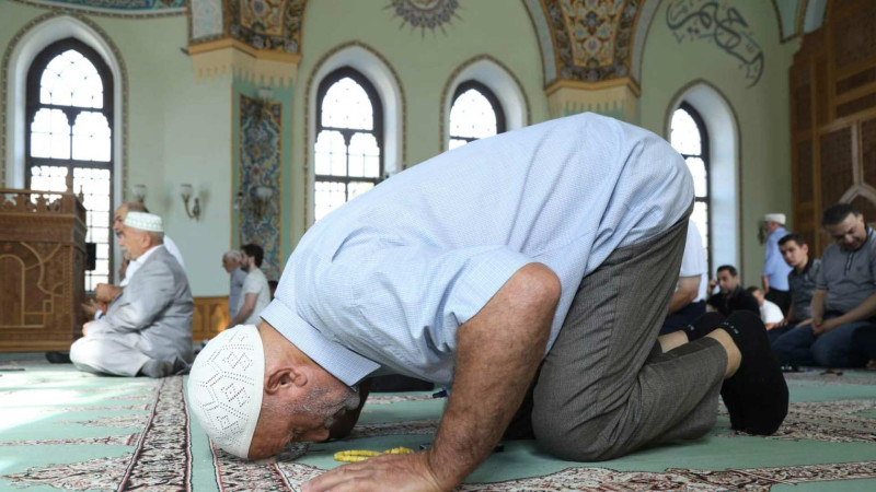Təzəpir məscidində bayramı namazı qılınıb
