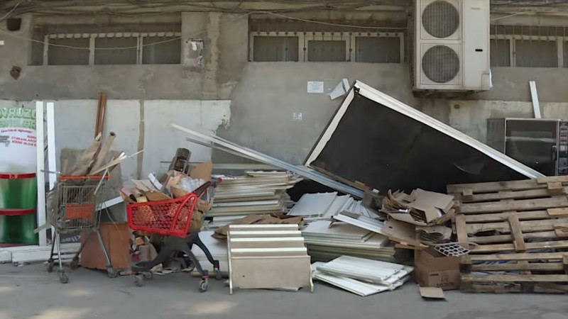 Bakıda yaşayış binasının həyəti zibil poliqonunu xatırladır