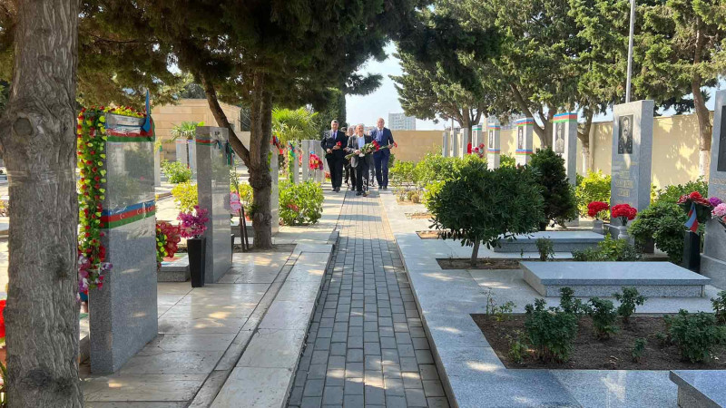 Nəsimi RİH-nin əməkdaşları Vətən müharibəsi şəhidlərinin məzarlarını ziyarət ediblər