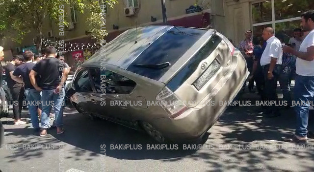 Bakıda “Toyota Prius” parklanmış avtomobilin üzərinə çıxıb: 3 avtomobilə ciddi ziyan dəyib