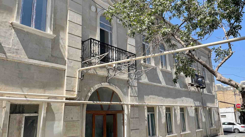 Zərgərpalanda yerləşən tarixi binanın fasadının təmirinə başlanılıb: dövlət qurumu müdaxilə edib