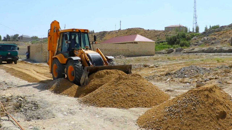 Binəqədi qəsəbəsinin daha bir küçəsində təmir işləri aparılır