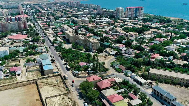 Sahil qəsəbəsinin əsas küçələrindən biri təmir olunur