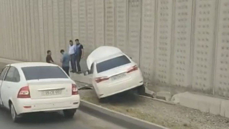 Bakıda “Corolla” divara çırpılıb