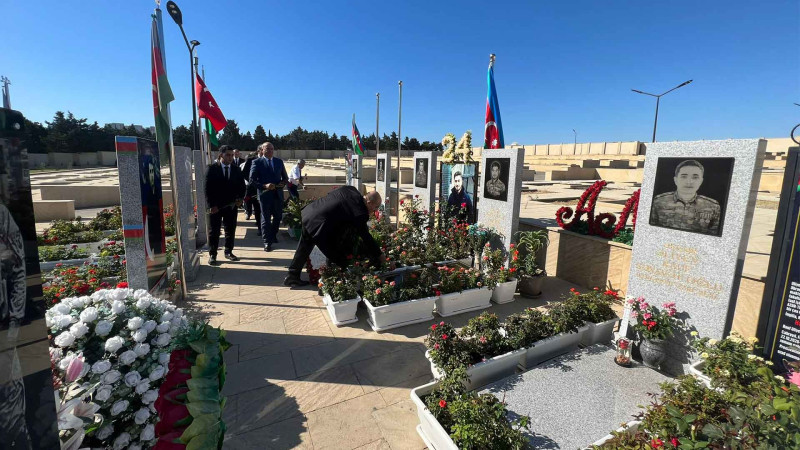 Nəsimi RİH-nin əməkdaşları Vətən müharibəsi şəhidlərinin məzarını ziyarət ediblər