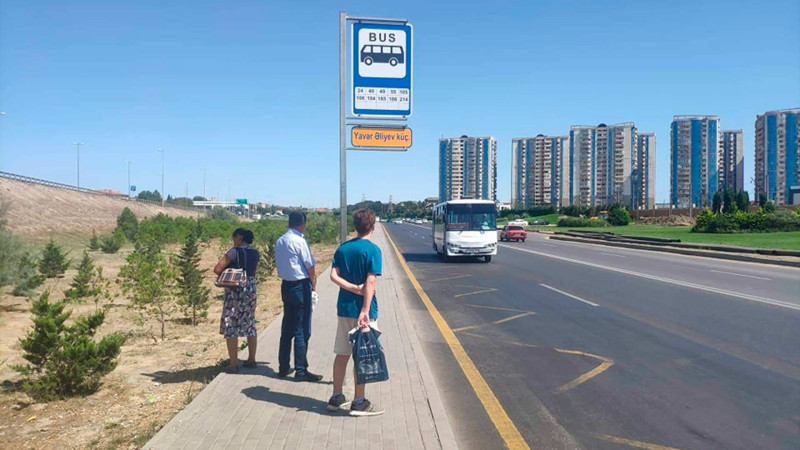 Sabunçu rayonunda avtobus dayanacağı pavilyonunun olmaması sakinləri narahat edir