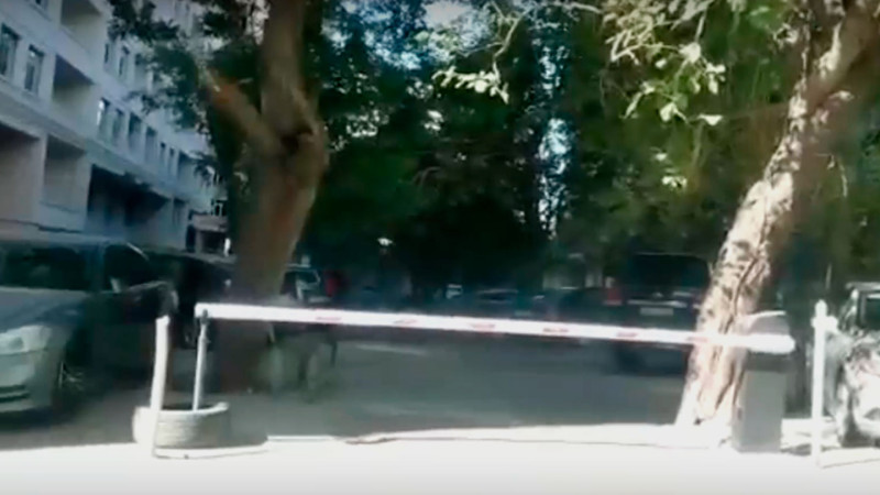 Nərimanov rayonunda naməlum şəxslər binanın həyətini zəbt edərək parkinq yaradıblar