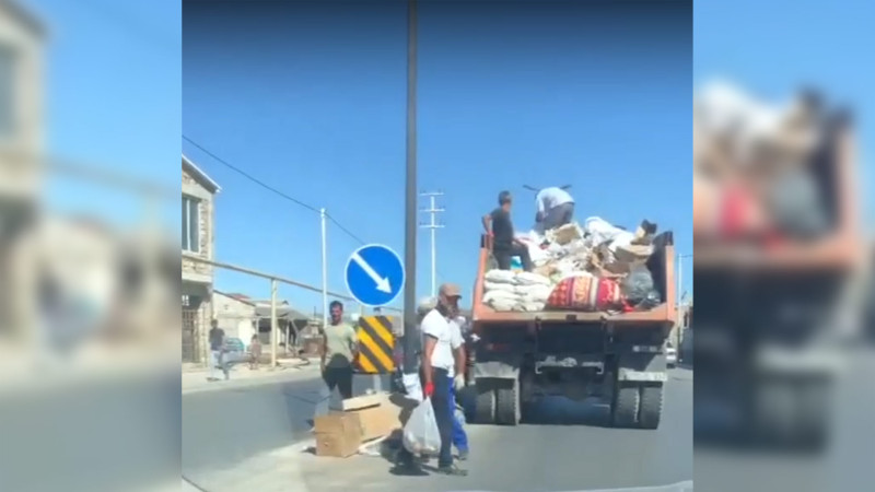 Binə qəsəbəsində küçədə zibil qutusu yoxdur: sakinlər zibili yol kənarına atırlar