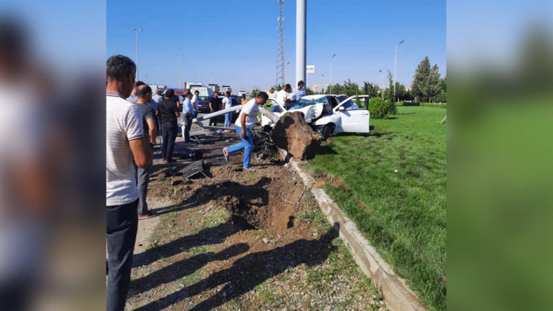 Bakı-Qazax yolunda avtomobil idarəetmədən çıxaraq dirəyə çırpılıb