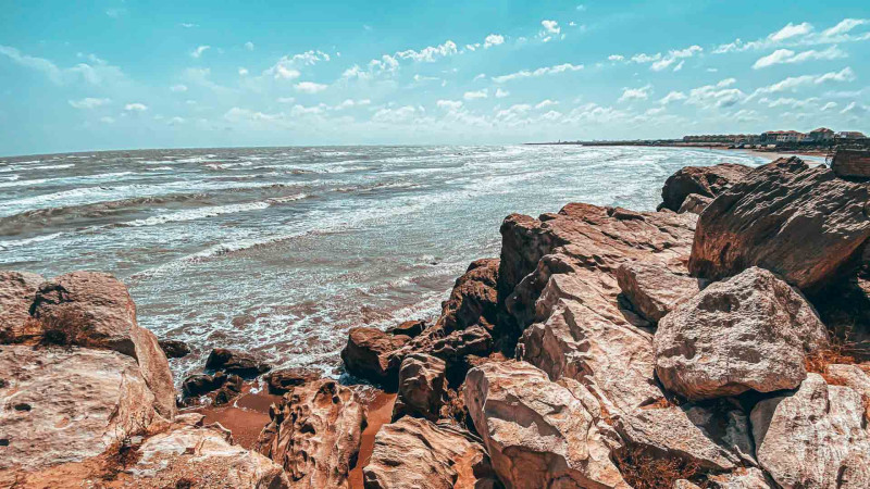 Buzovna çimərliyinin azad edilmiş qayaları zibil içindədir: yerli sakinlər şikayət ediblər
