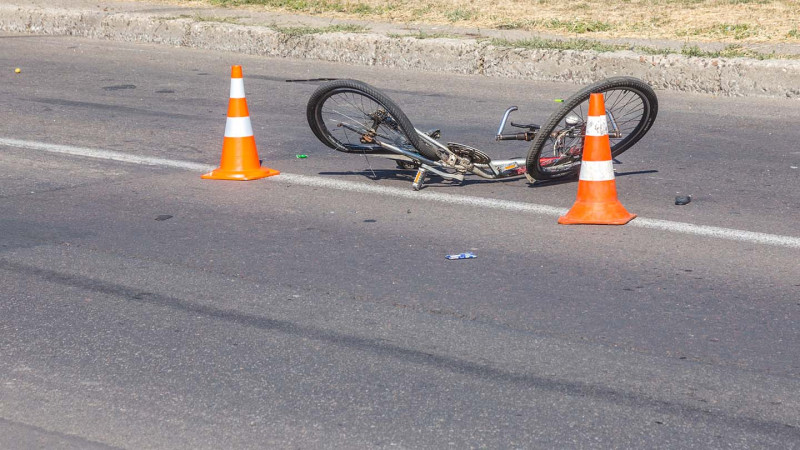 Bakıda avtomobil yolu keçən velosipedçini vurub