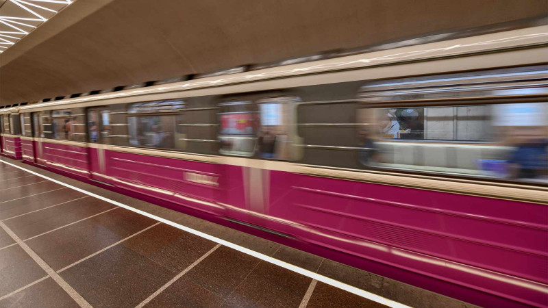Metronun “Nizami” stansiyasında gənc qız huşunu itirib