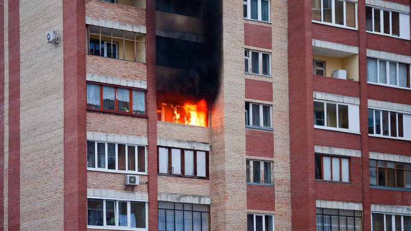 Xətai rayonunda yaşayış evi yanıb
