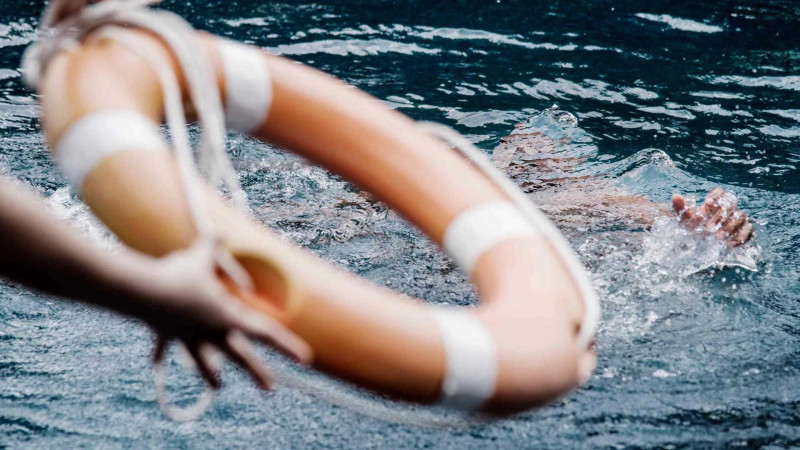 Dənizdə batma təhlükəsi ilə üzləşən iki nəfər xilas olunub