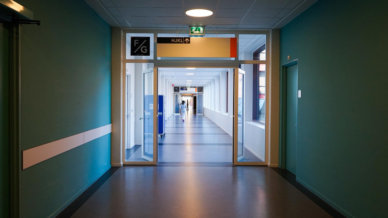 Xətai rayonunda 14 yaşlı qız binadan avtomobilin üzərinə düşüb