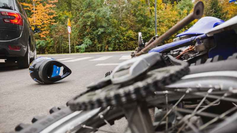 Bakıda motosikletlə avtomobil toqquşub, xəsarət alanlar var