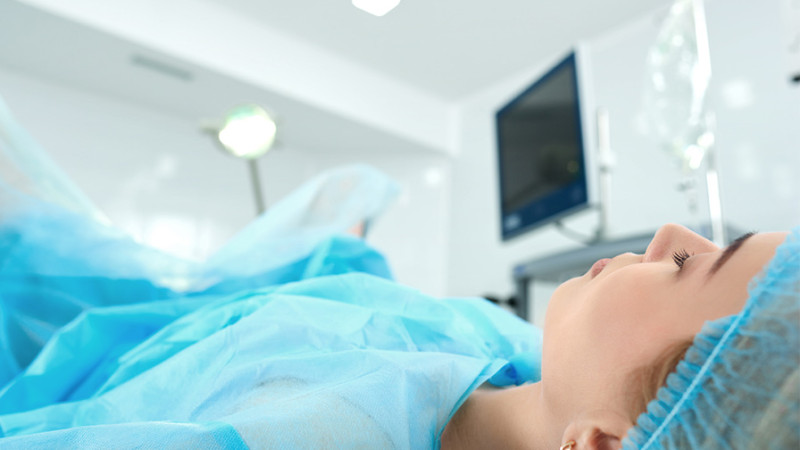 Xətaidə yolu keçən qızı avtomobil vurub