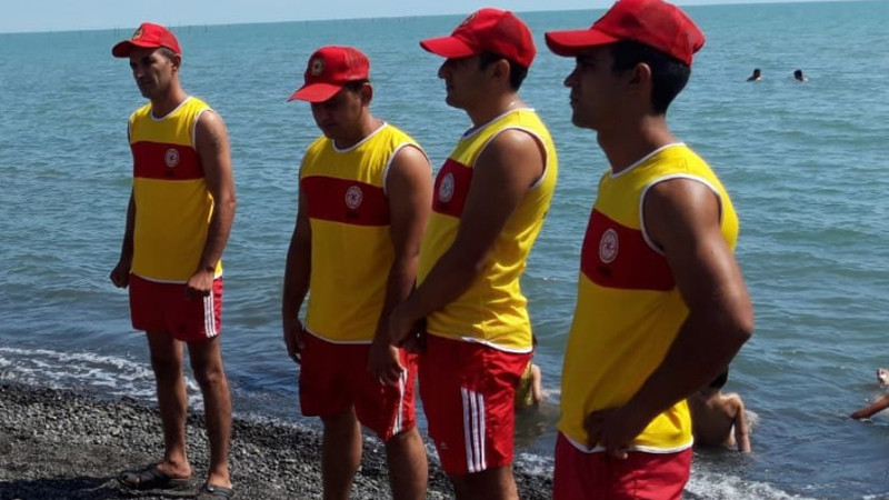 Nəzarətsiz sularda çimən 2 nəfər batmaq təhlükəsi ilə üzləşib