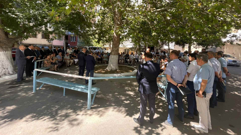 Nəsimi RİH-nin başçısı sakinlərin müraciət və təkliflərini dinləyib