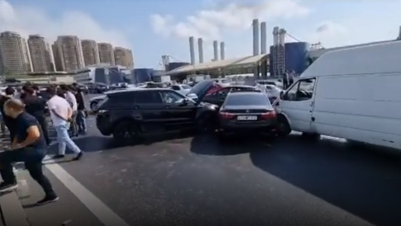 Avtovağzalın yaxınlığında zəncirvari qəza baş verib: xəsarət alanların və ölənlərin olduğu bildirilir