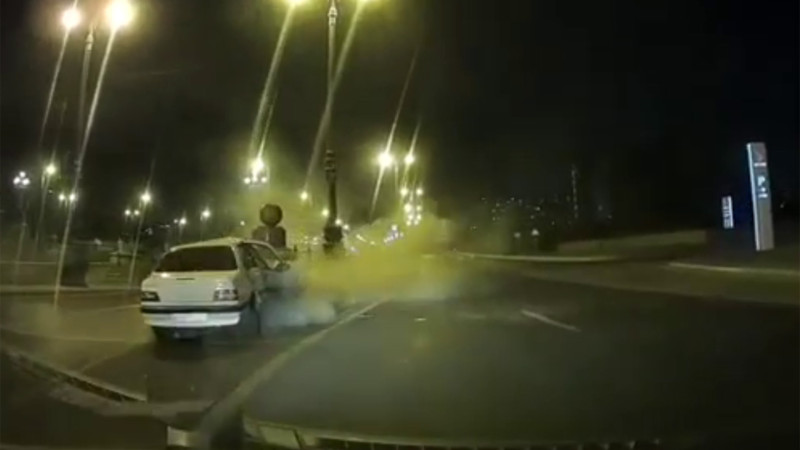 Heydər Əliyev prospektində avtomobil qəzaya uğrayıb