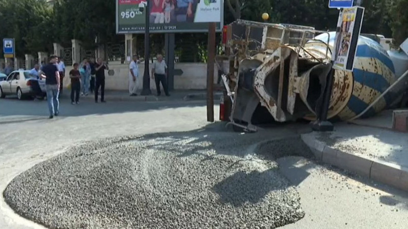 Yasamal rayonunda betonqarışdıran avtomobil aşıb