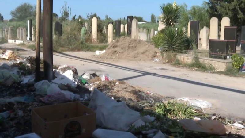Maştağada qəbiristanlığın acınacaqlı vəziyyəti: qəbirləri qamış və su basıb