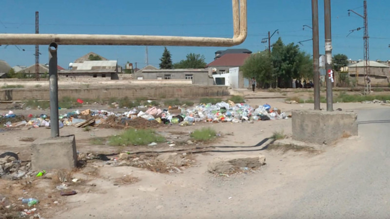 Binə qəsəbəsi: zibil poliqonuna oxşayan adsız küçə