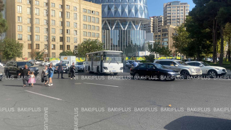 Yasamal rayonunda sərnişin avtobusu qəzaya düşüb