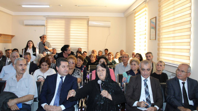 Yasamal rayonunda icra başçısı və Milli Məclisin deputatı sakinləri qəbul ediblər