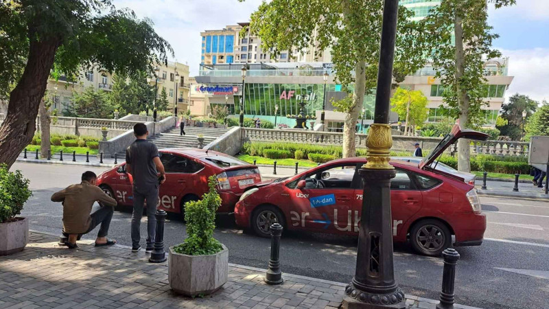 Bakıda iki qırmızı “Prius” “görüşüb”