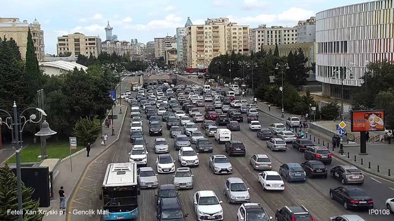 “Gənclik Mall”-un qarşısında yol təmirinə görə tıxac müşahidə olunur