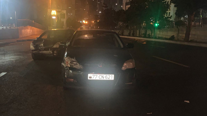 Nəsimi rayonunda “Prius” qəzaya düşüb