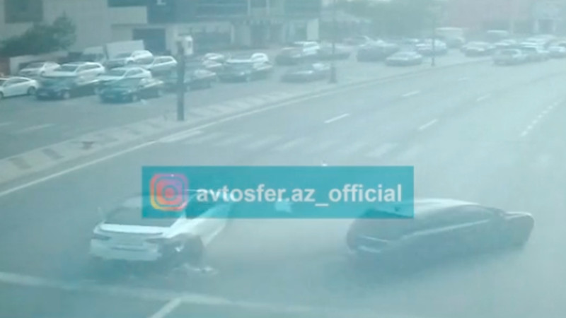 Babək prospektində “Opel” dayanan “Toyota” ilə toqquşub
