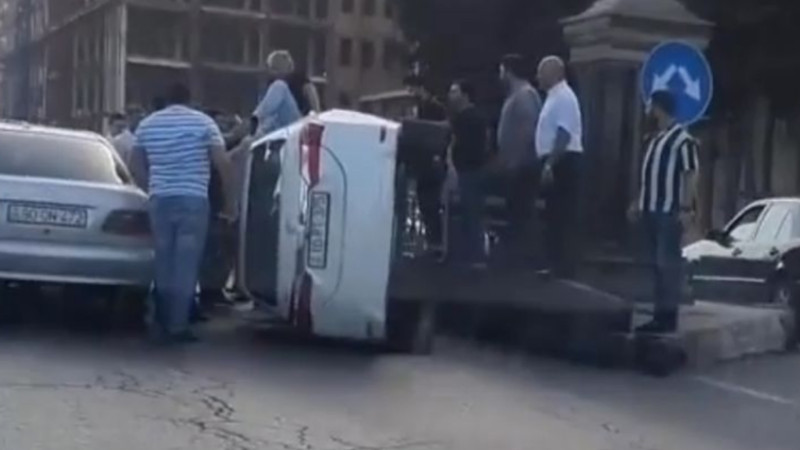 Paytaxtda qəza nəticəsində “Toyota” aşıb
