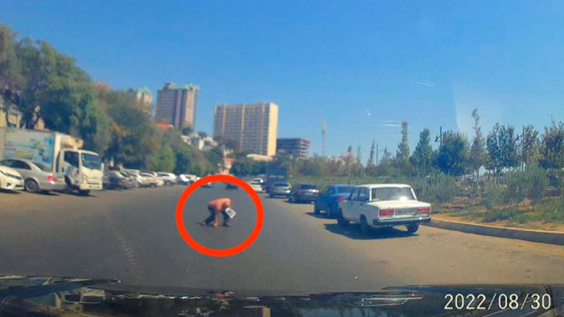 Bakıda yaşlı kişi 20 qəpiyə görə özünü təhlükəyə atıb
