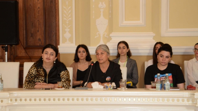 Bakı şəhər İcra Hakimiyyətinin başçısı Eldar Əzizov şəhid ailələrinin üzvləri ilə görüşüb