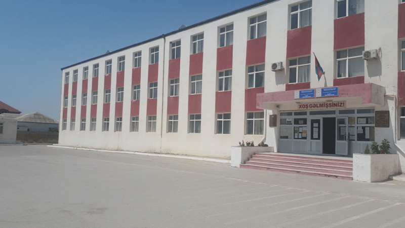 Maştağa qəsəbəsində valideyn məktəbin qarşısında özünü yandırmaq istəyib