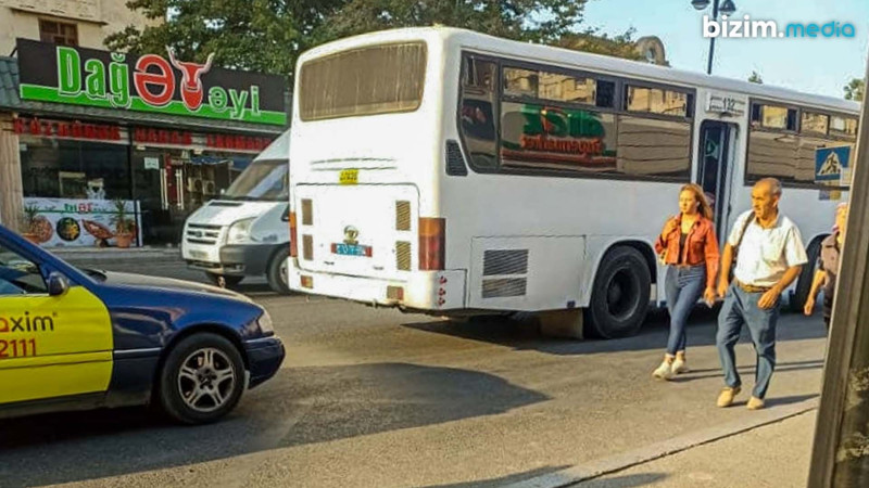 Marşrut avtobusunun sürücüsü şüşələrə plyonka çəkib