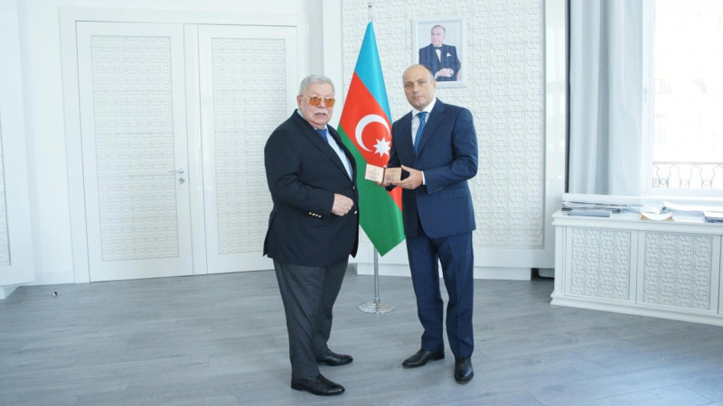 Azərbaycan Dövlət Akademik Milli Dram Teatrının direktoruna “Şərəf” ordeni təqdim olunub