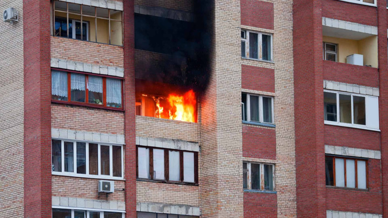 Bakıda çoxmərtəbəli binada yanğın olub, sakinlər təxliyə edilib