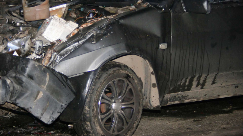 Bakıda yol qəzası baş verib: bir nəfər avtomobildə sıxılı vəziyyətdə qalıb